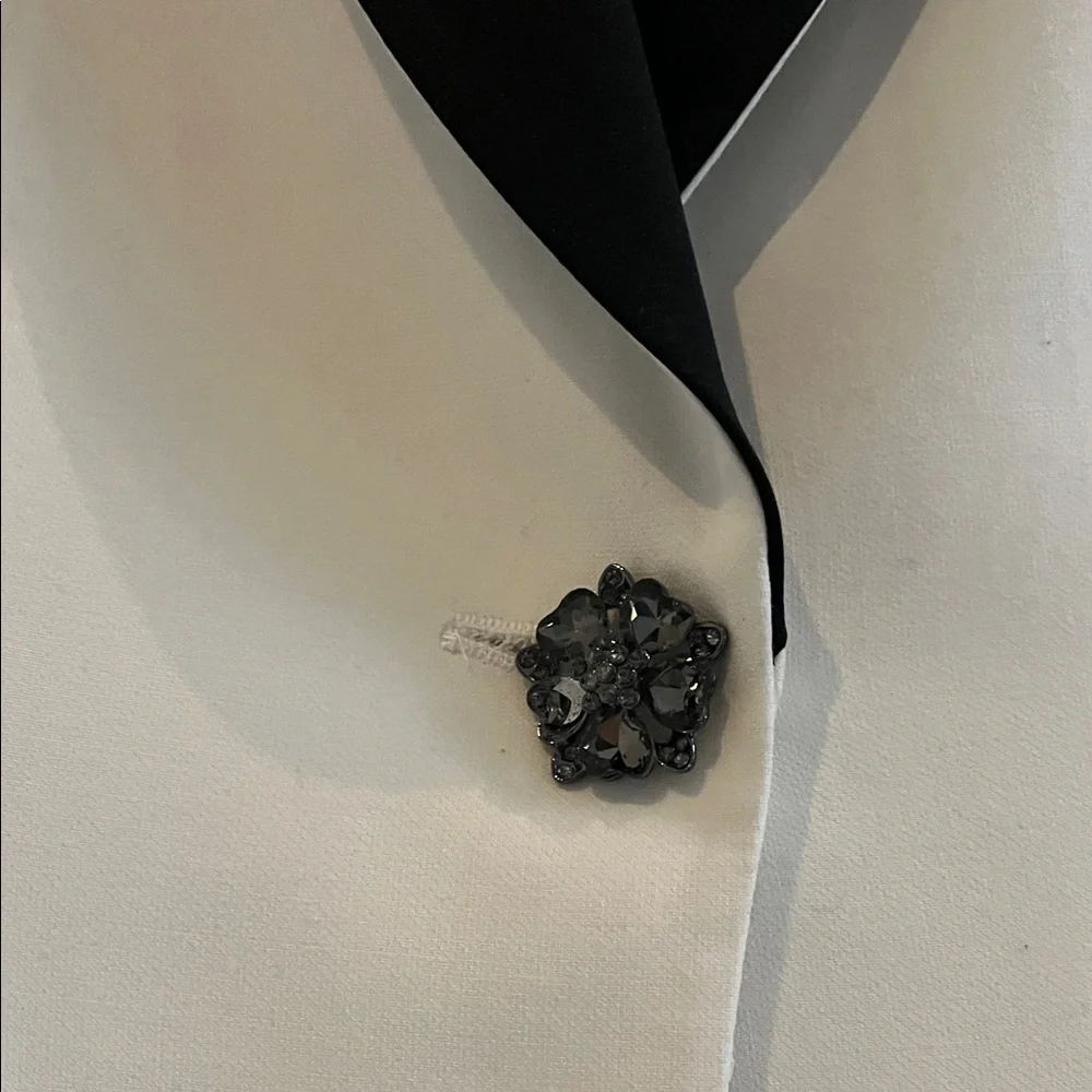 Zara Women's Blazer in Cream with Black Lapel - Picture 2 of 7